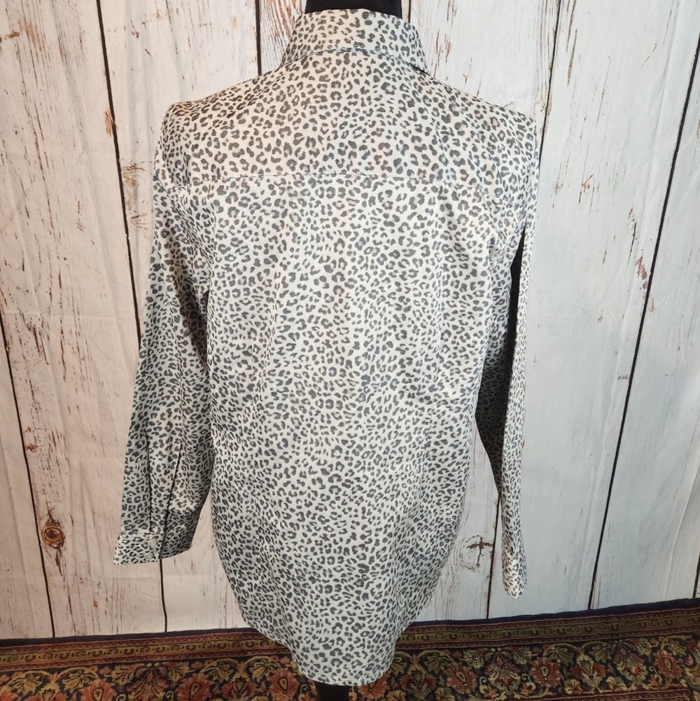 Chico's No-Iron Coolmax All Season Snow Leopard Print Button Down Shirt 0 4/6 - Picture 4 of 9